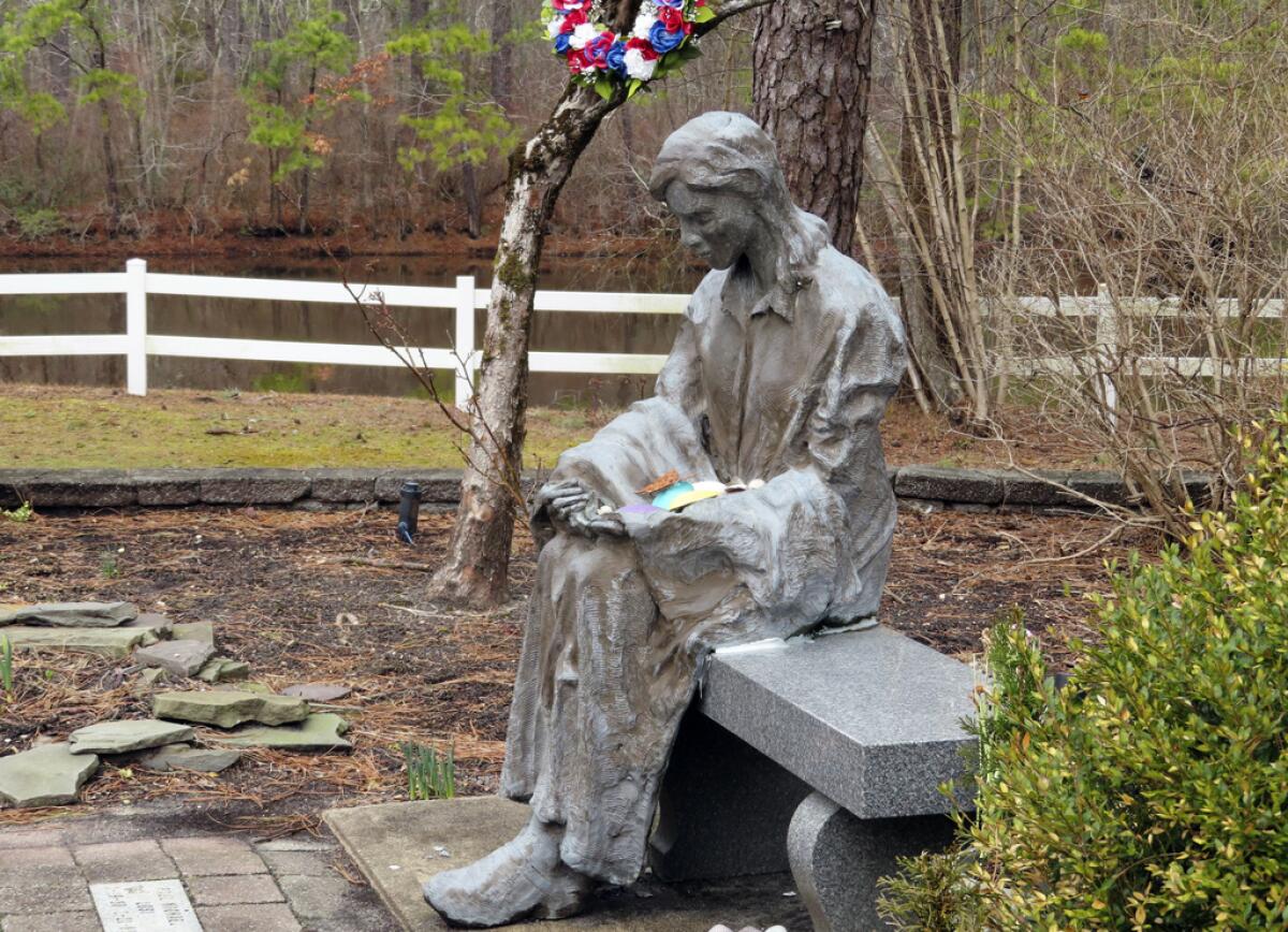 Una escultura de una madre afligida