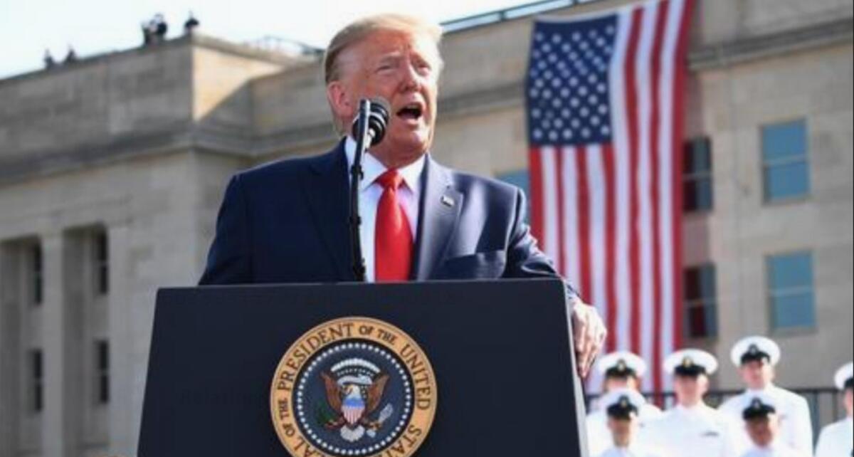 El presidente de los Estados Unidos, Donald J. Trump, hace una declaración frente al Pentágono durante la conmemoración del 18 aniversario de los ataques terroristas del 11 de septiembre, en Arlington, Virginia, el 11 de septiembre de 2019. EFE/EPA/Kevin Dietsch/ POOL/Archivo