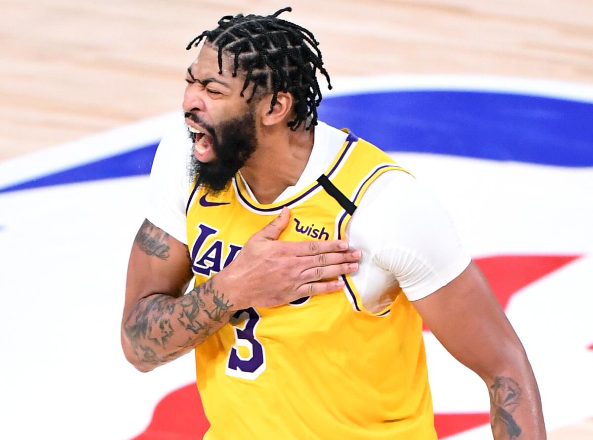El alero de los Lakers Anthony Davis celebra un triple contra el Heat en el Juego 4 de las Finales de la NBA el 6 de octubre.