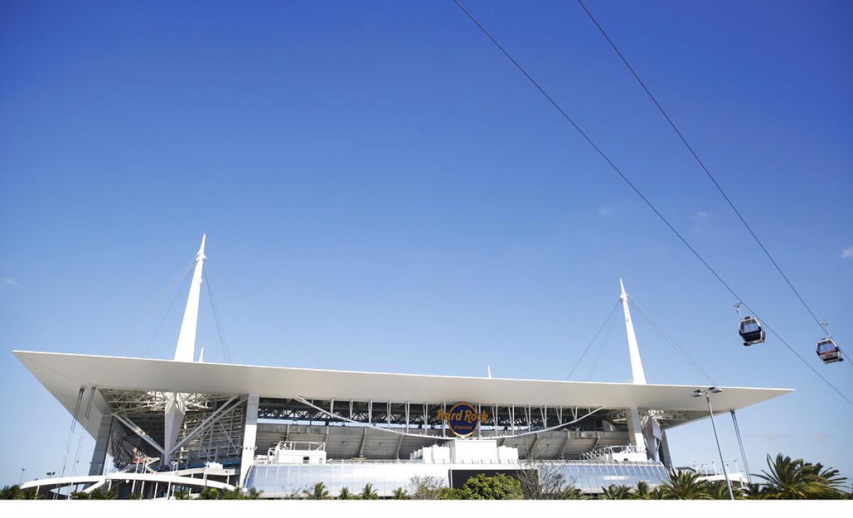 La foto del martes 21 de enero muestra el Hard Rock Stadium, así como su nuevo teleférico. El recinto en Miami Gardens, Florida, será sede del Super Bowl LIV (AP Foto/Brynn Anderson)