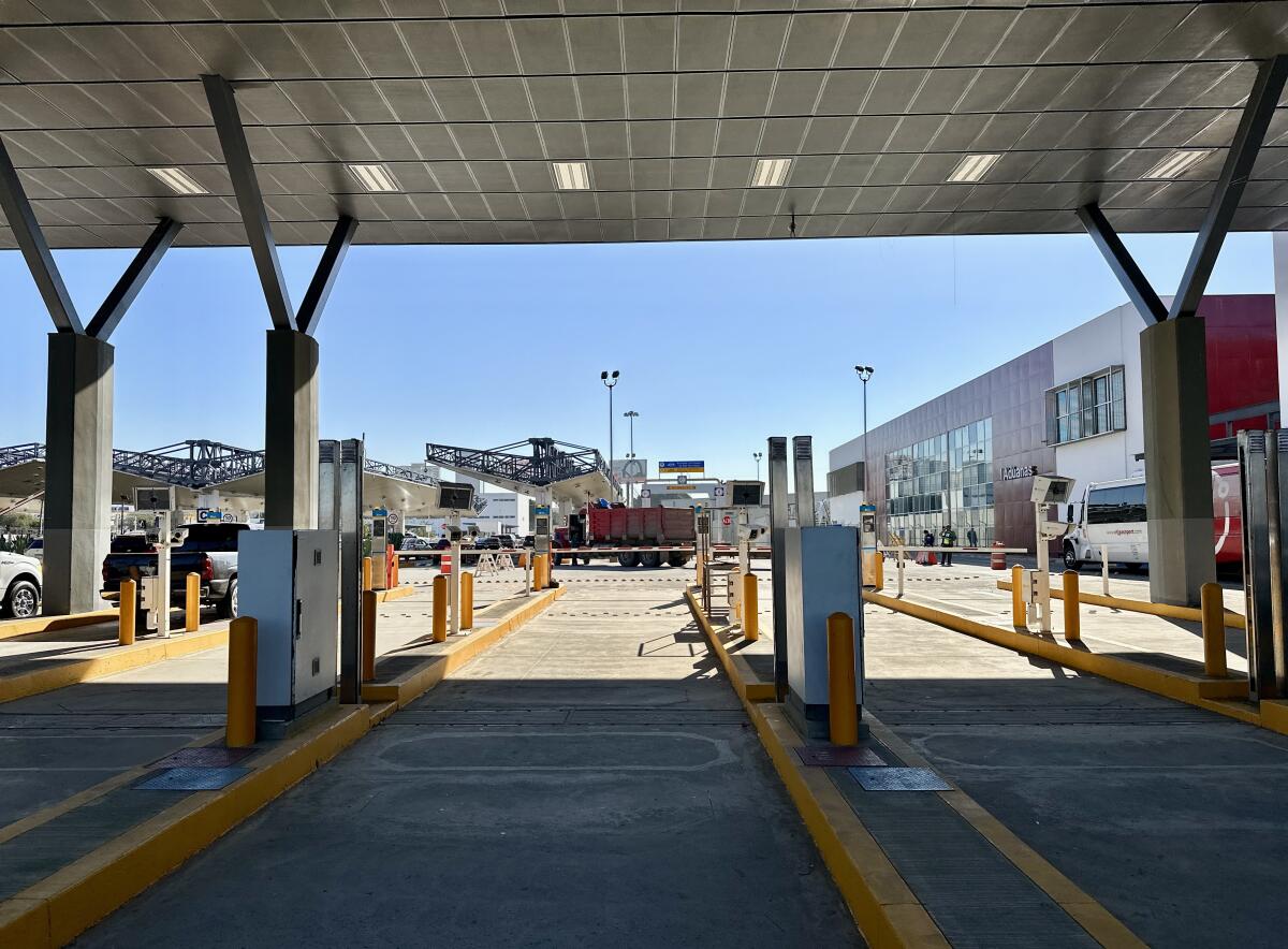 Vista de una de las vías de ingreso de San Ysidro a Tijuana, en el paso fronterizo con México en El Chaparral.
