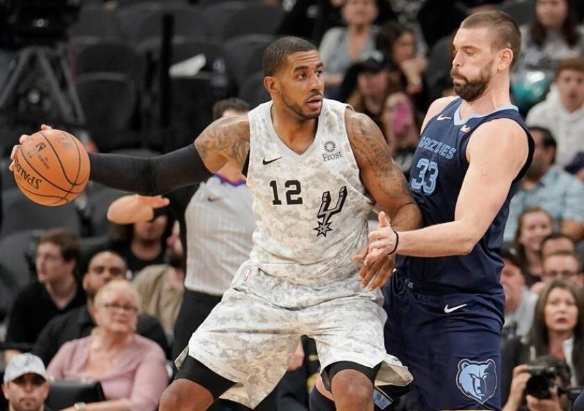 Marc Gasol (d), de los Grizzlies de Memphis, fue registrado este sábado al intentar detener un avance de LaMarcus Aldridge, de los Spurs de San Antonio, durante un partido de la NBA en el AT&T Center de San Antonio (Texas, EE.UU.). EFE