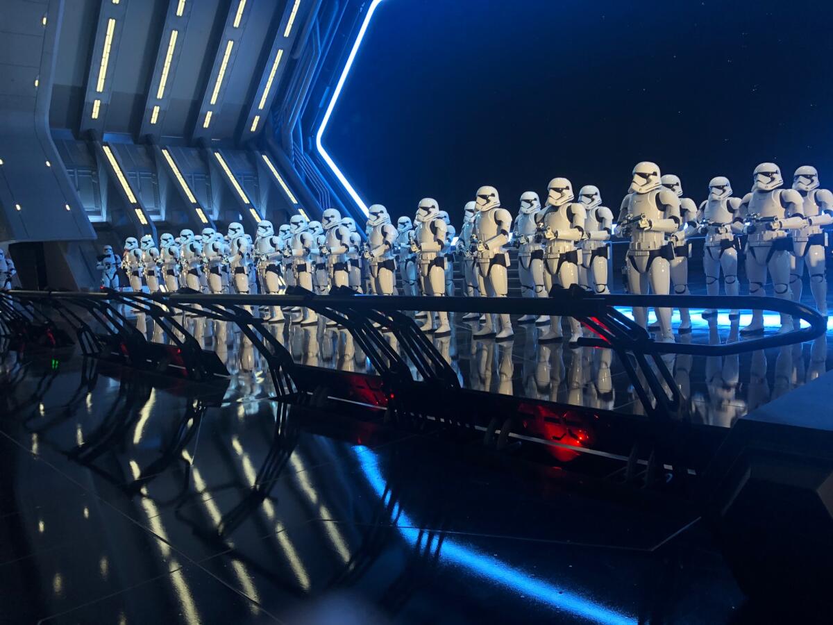 Los Stormtroopers de Star Wars protegerán el distanciamiento social en los parques Disney.