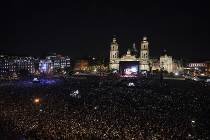 La banda argentina de rock Los Fabulosos Cadillacs se presenta en un concierto gratuito en el Zócalo de la Ciudad de México el sábado 3 de junio de 2023. (Foto AP/Aurea Del Rosario)