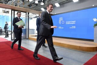 El presidente francés Emmanuel Macron, centro, llega para la cumbre de la UE en Bruselas, el jueves 23 de marzo de 2023. (John Thys, Pool Photo vía AP)