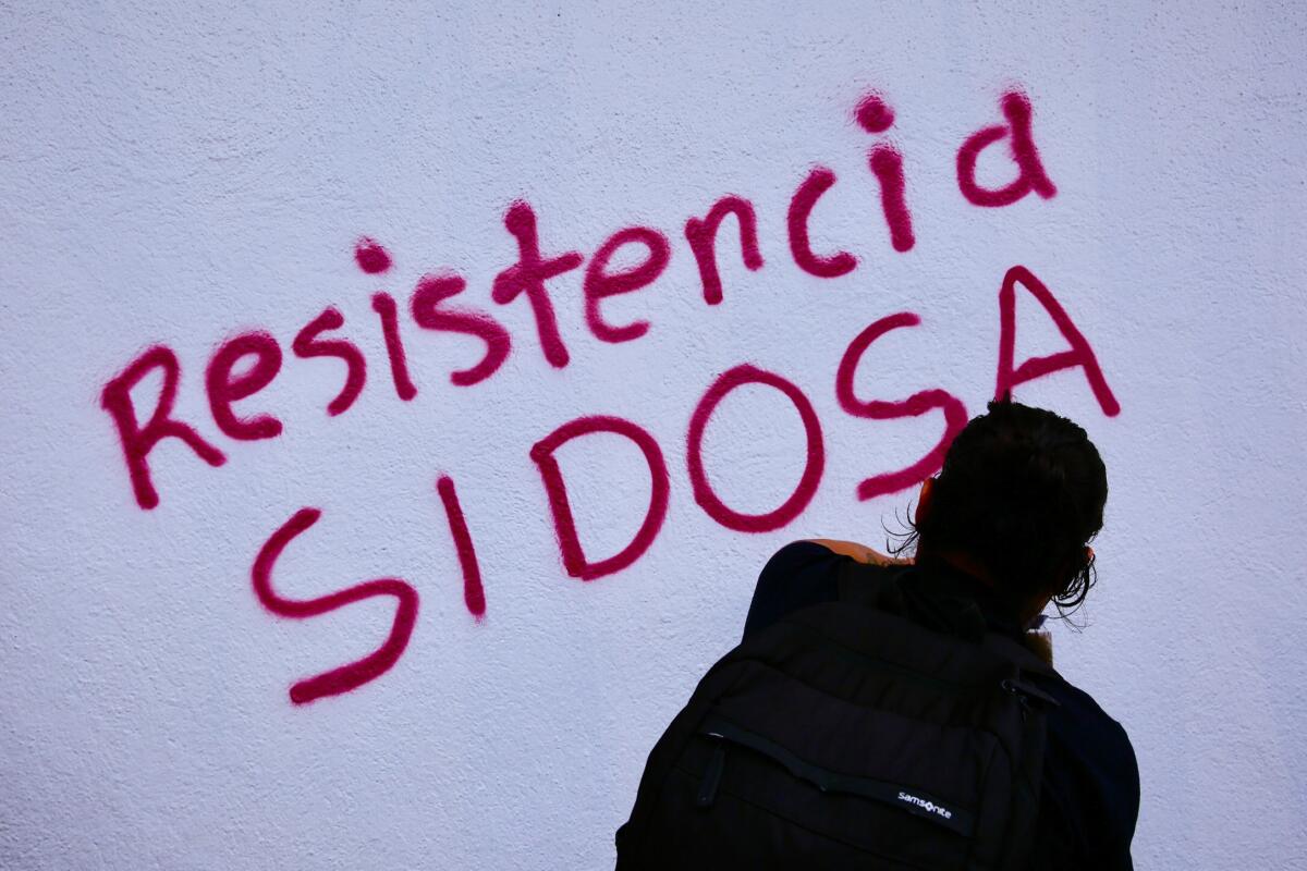 Polémica en México por arresto de hombre que escondió a su pareja tener VIH