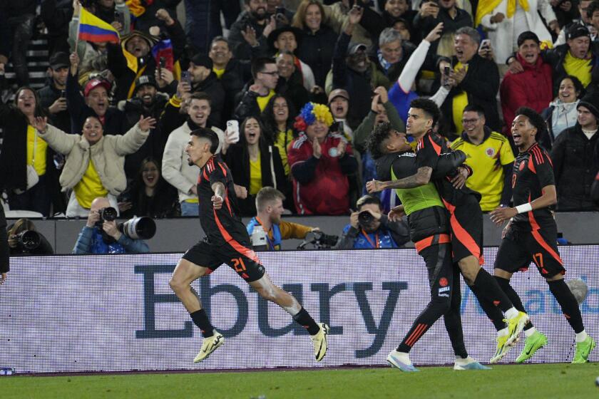 Daniel Muñoz celebra tras anotar el gol de Colombia en la victoria 1-0 ante España en un partido amistoso en Londres, el viernes 22 de marzo de 2024. (AP Foto/Dave Shopland)