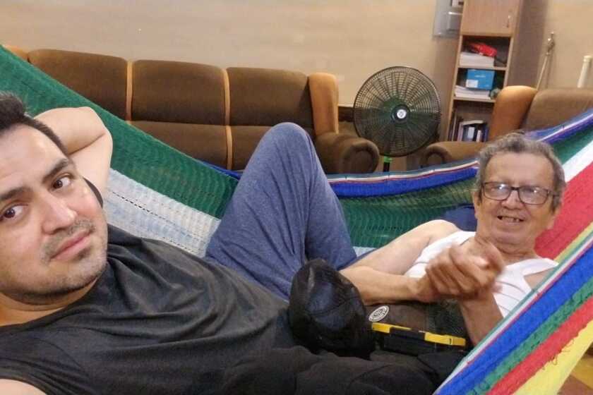 Previo al Thanksgiving, Javier Salmerón (izquierda) viajó a El Salvador para visitar a su padre.