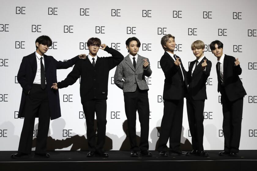 Miembros de la banda sudcoreana de K-pop BTS posan para retratos durante una conferencia de prensa para presentar su nuevo álbum "BE" en Seúl, Corea de Sur el viernes 20 de noviembre de 2020. BTS lanzó su nuevo álbum “BE” el cual describen como una “carta de esperanza”. La banda realizó una conferencia de prensa siguiendo las medidas de distanciamiento social en Seúl para presentar el álbum, el segundo que lanzan en el año. “Be” incluye su éxito en inglés “Dynamite”, que llegó a la cima de la lista Hot 100 de Billboard, siendo la primera canción de un grupo sudcoreano en lograrlo. (Foto AP/Lee Jin-man)