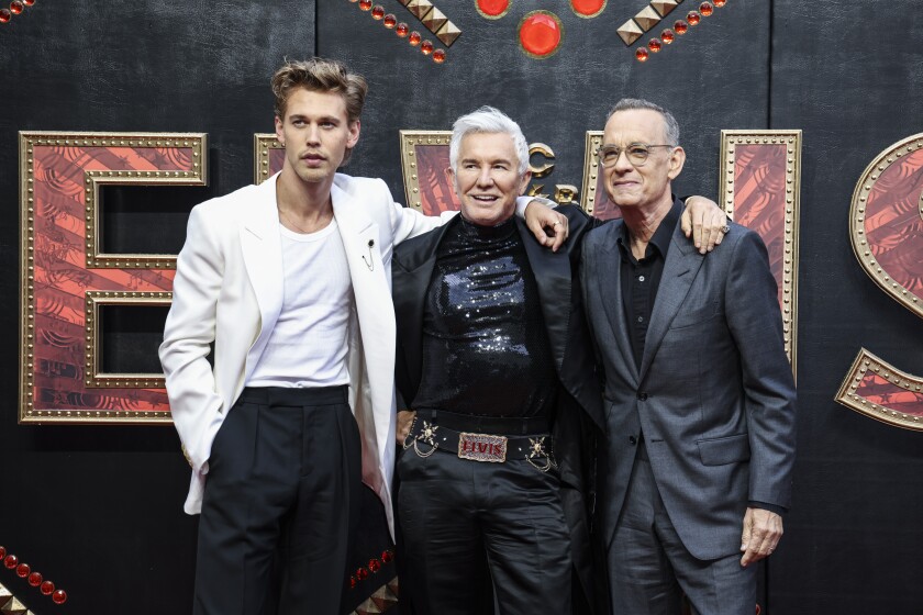 Austin Butler, el director Baz Luhrmann y Tom Hanks, de izquierda a derecha, posan al llegar al estreno de "Elvis" 