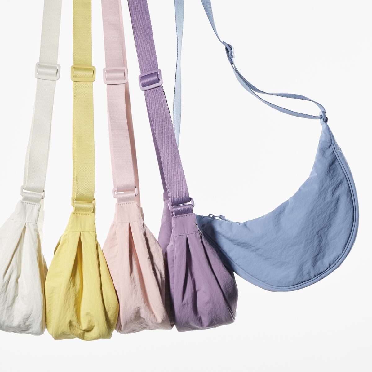 Esta fotografía sin fecha proporcionada por Uniqlo muestra un bolso de la marca en distintos colores.
