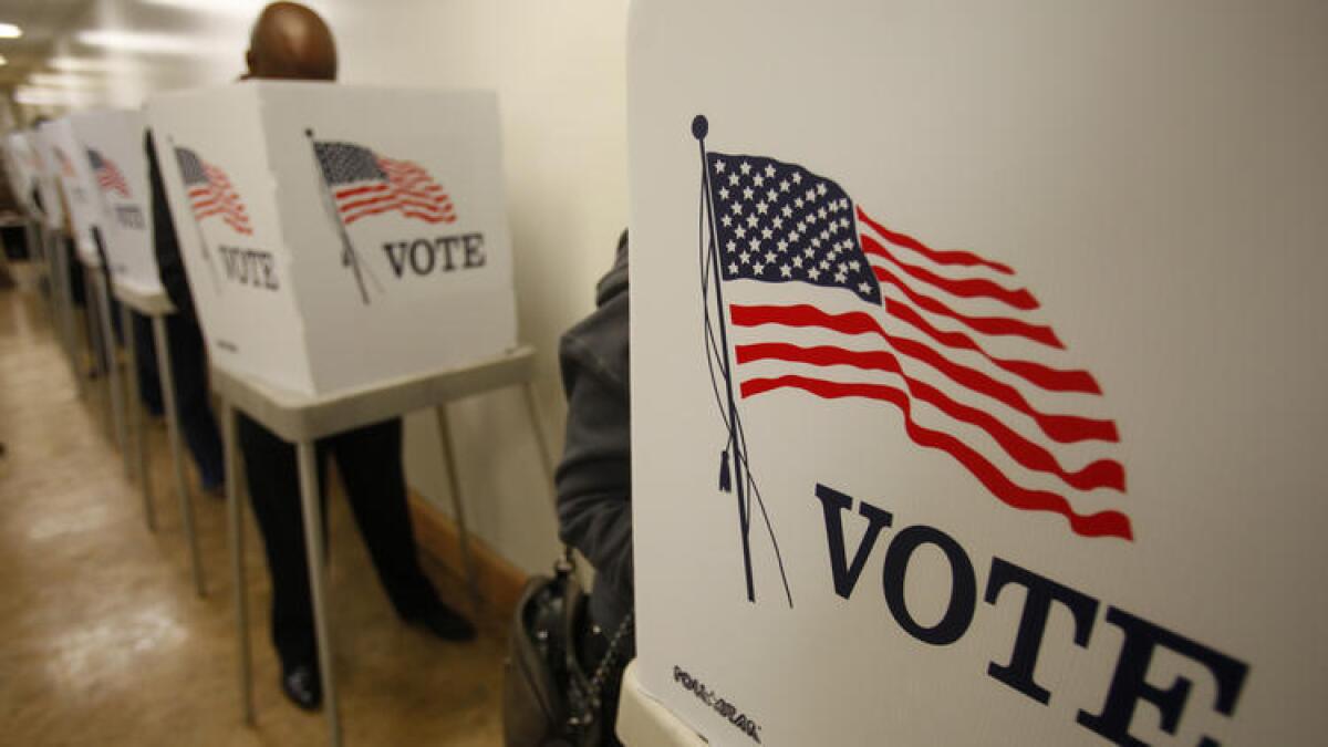 Antes del amanecer, los votantes madrugadores se alinean en la Oficina del secretario y registrador del condado de Los Ángeles, Nov. 5, 2012.