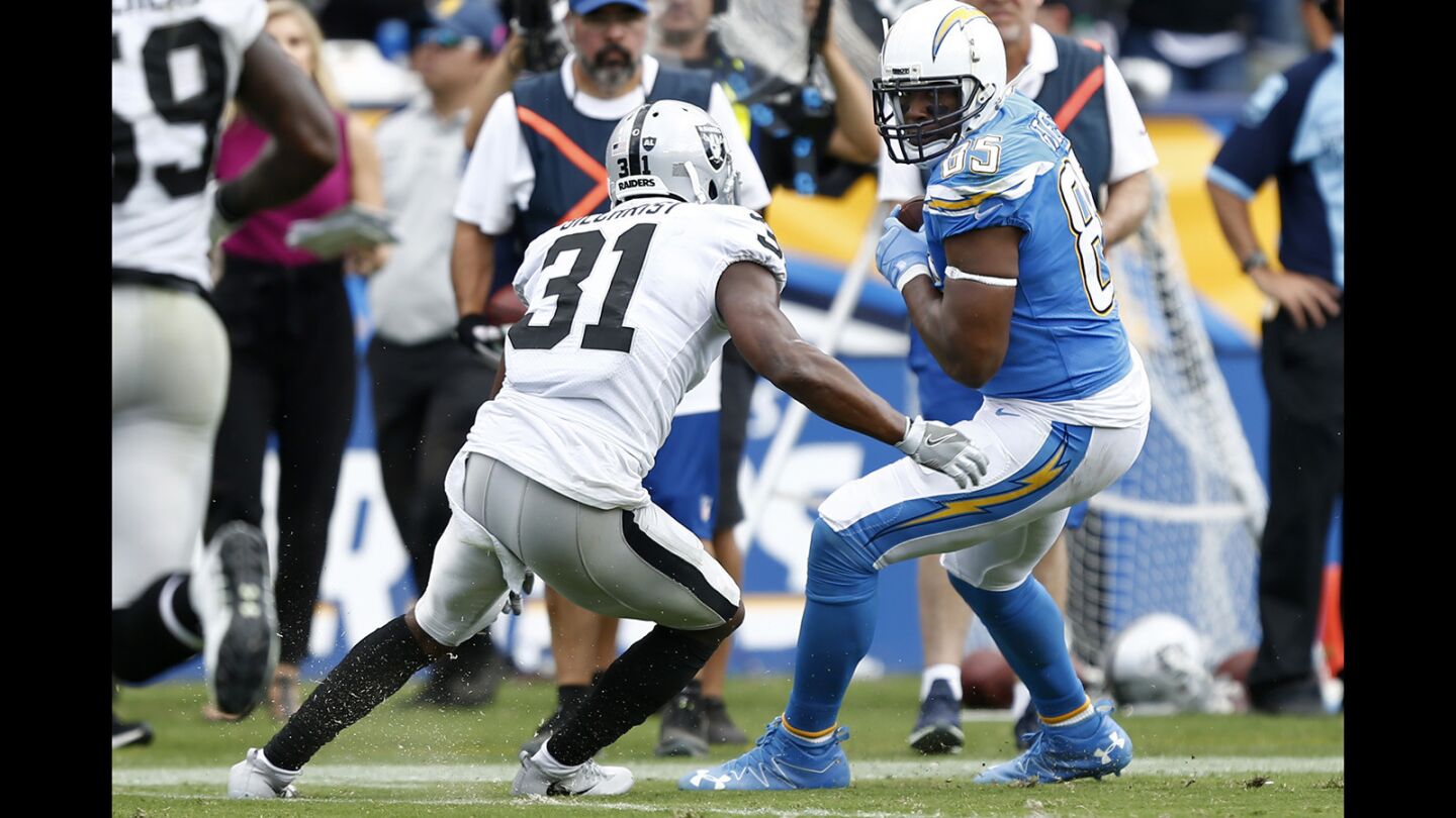 Los Angeles Chargers Antonio Gates makes a first down catch in the 3rd quarter against the Oakland Raiders at the StubHub Center in Carson on Oct. 7, 2018. (Photo by K.C. Alfred/San Diego Union-Tribune)