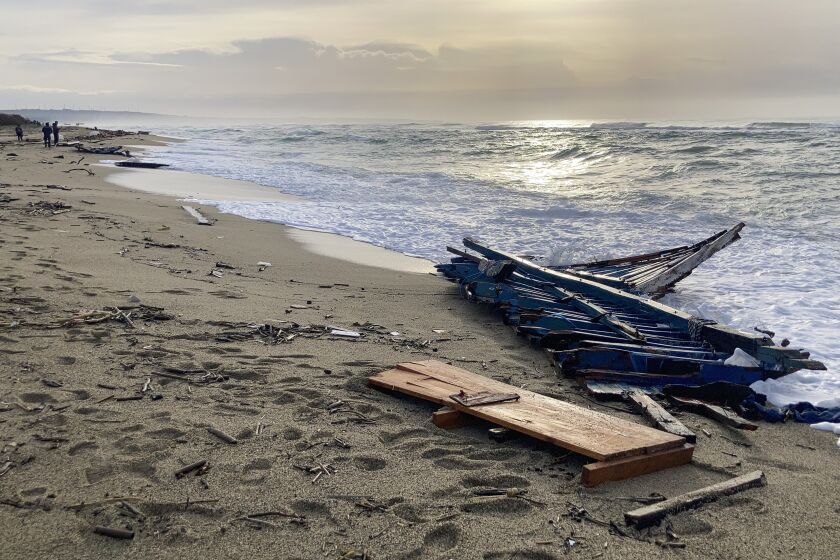 ARCHIVO - Restos de un barco naufragado arrastrado por las olas hasta una playa cerca de Cutro, en el sur de Italia, el 27 de febrero de 2023. (AP Foto/Paolo Santalucia, Archivo)