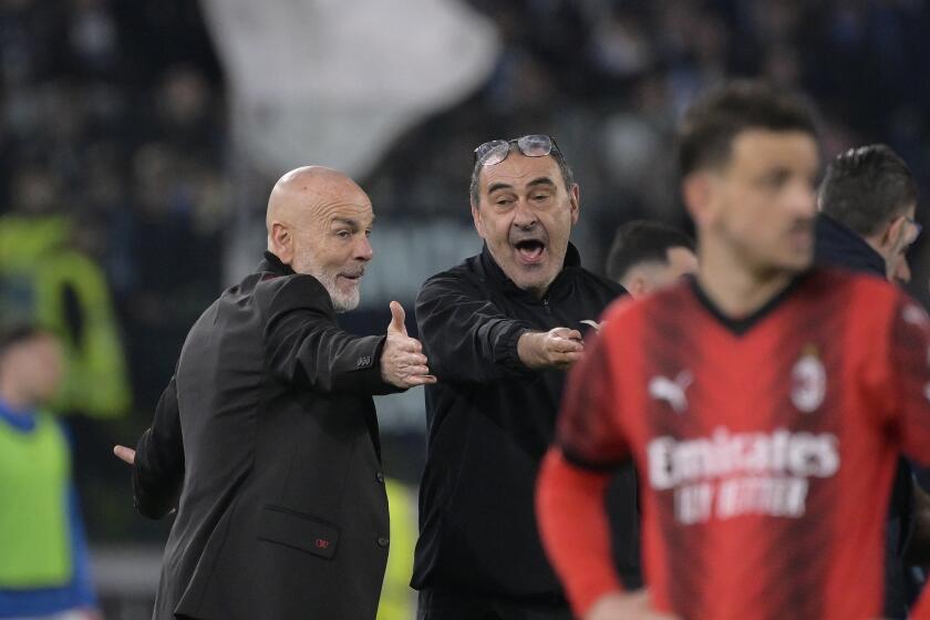 ARCHIVO - Los técnicos Stefano Pioli (izquierda) del AC Milan y Maurizio Sarri de Lazio discuten durante un partido de la Serie A italiana, el 1 de marzo de 2024, en Roma. (Fabrizio Corradetti/LaPresse vía AP)