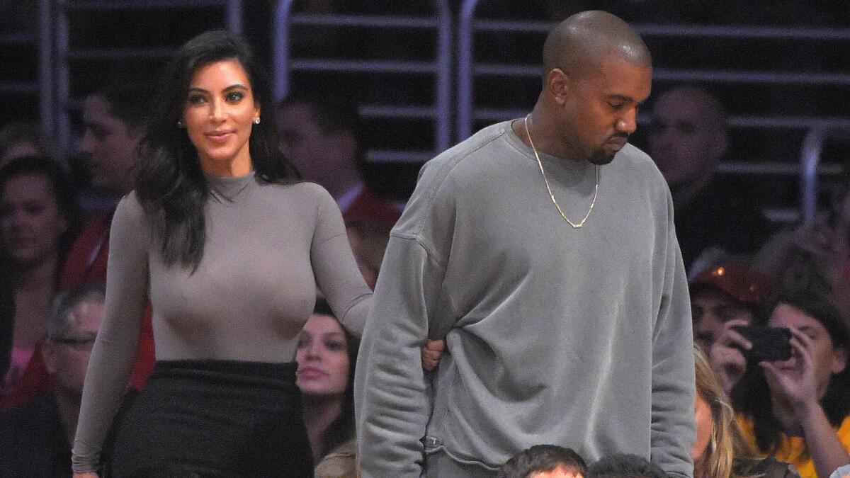 Kim Kardashian y Kanye West en un partido de los Lakers, en el Staples Center.