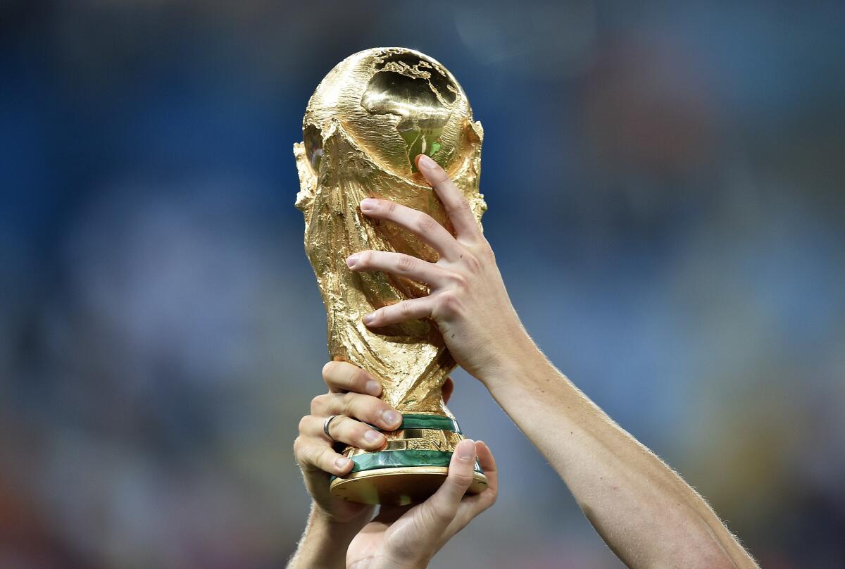 En esta fotografía del 13 de julio de 2014 unos jugadores sostienen el trofeo después de la final de la Copa del Mundo.