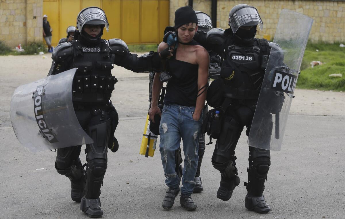 Un manifestante es detenido por la policía en Gachancipa, Colombia, el viernes 7 de mayo de 2021. 