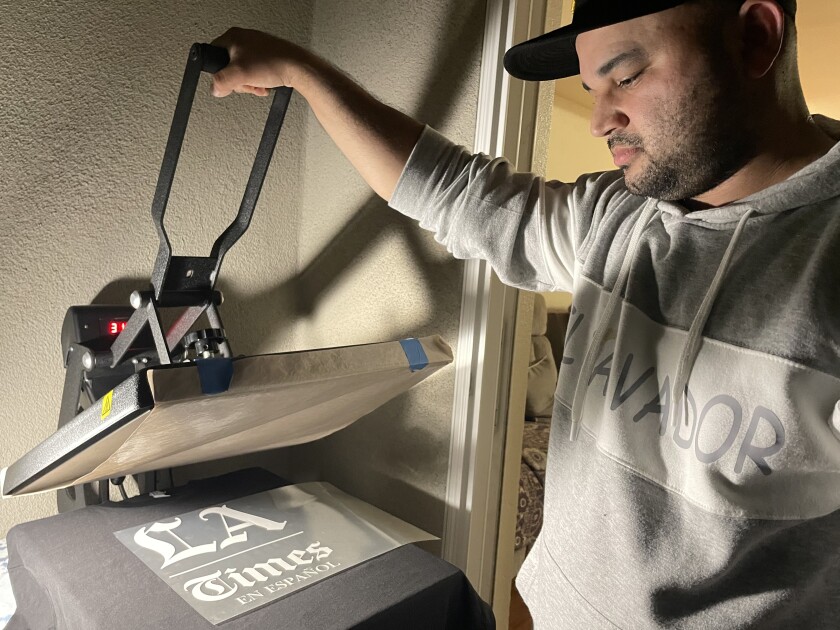 Douglas Melara se dispone a cerrar la plancha para estampar una camisa de prueba.