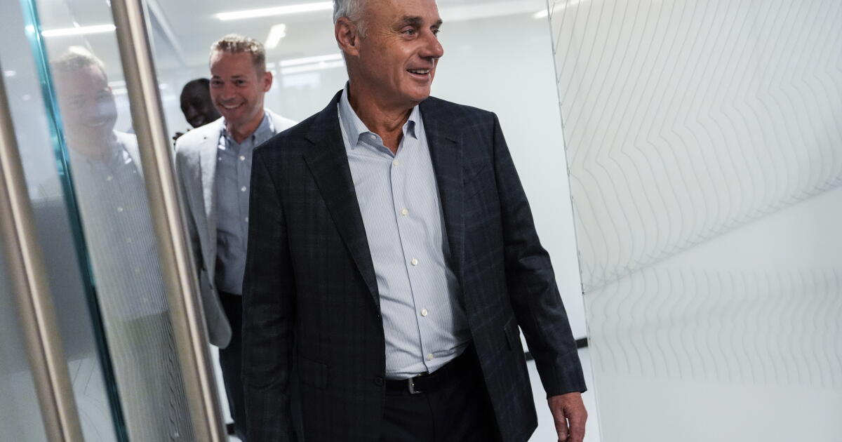 Rob Manfred, robotların yakın gelecekte MLB hakemlerinin yerini almayacağını söylüyor