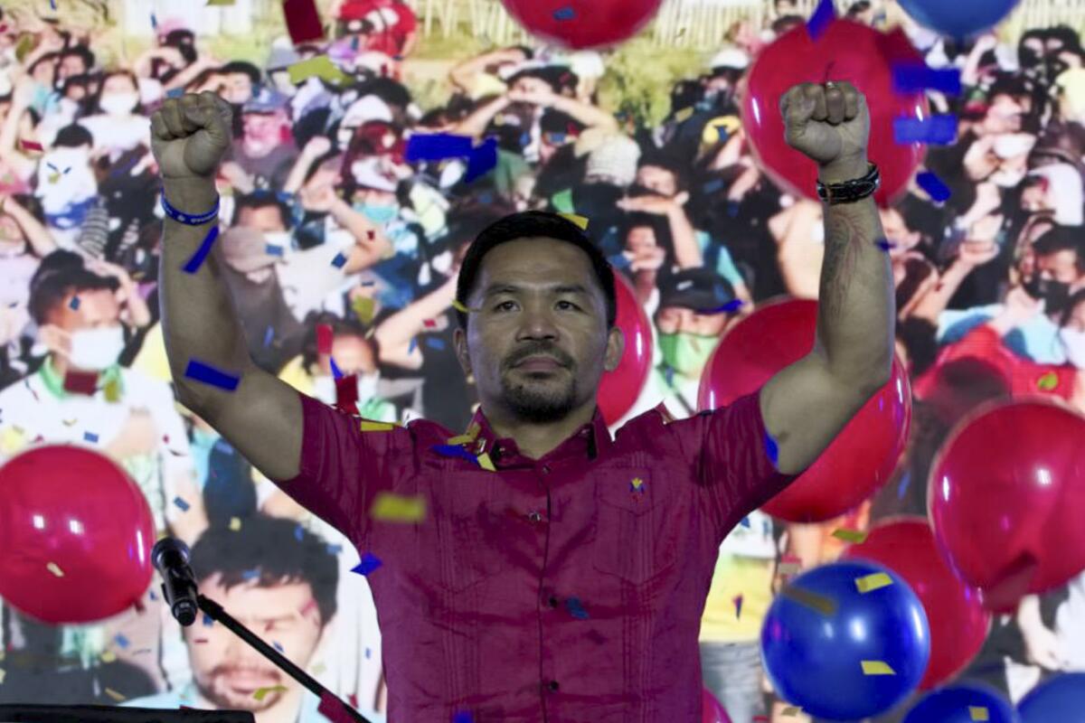 El senador Manny Pacquiao alza las manos durante la convención nacional de su partido PDP-Laban