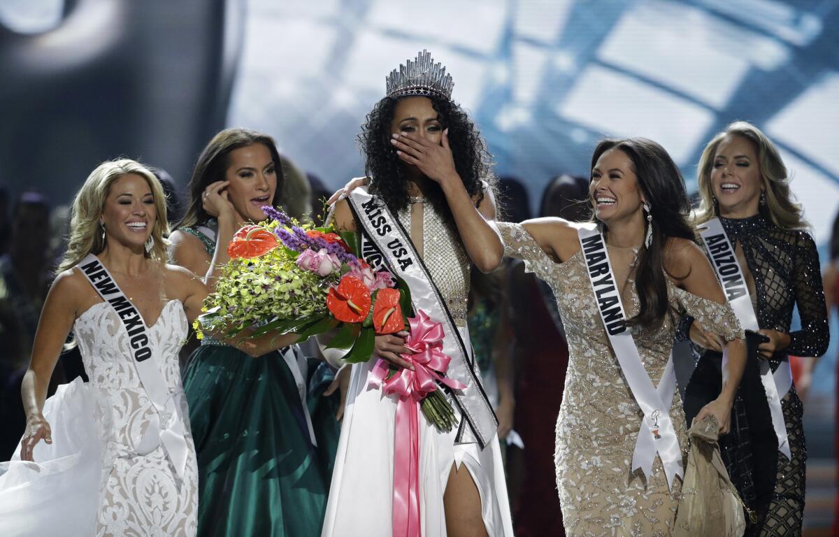 Miss Distrito de Columbia USA Kara McCullough, en el centro, reacciona tras ser coronada Miss USA el domingo 14 de mayo del 2017 en Las Vegas. (AP Foto/John Locher) ** Usable by HOY, ELSENT and SD Only **