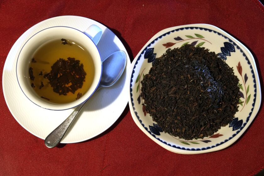 Esta imagen muestra una taza de té negro con una cuchara y hojas de té, el lunes 29 de agosto de 2022, en Londres. (AP Foto/Alastair Grant)