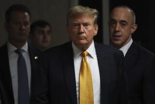 El expresidente Donald Trump regresa tras un receso a un tribunal penal de Manhattan, Nueva York, el martes 21 de mayo de 2024. (Michael M. Santiago/Pool Photo vía AP)