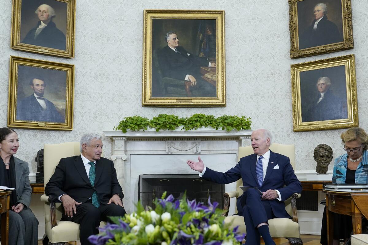 El presidente Joe Biden, segundo desde la derecha, se reúne con el presidente de México,