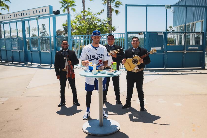 Joe Kelly, pitcher de los Dodgers, fue el encargado de darle la bienvenida al nuevo platillo de Dodger Stadium.