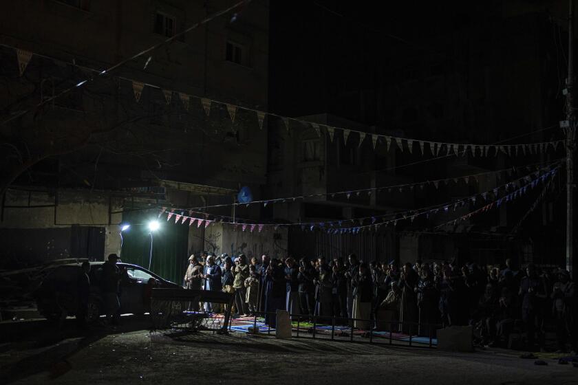 Fieles musulmanes realizan la "tarawih", una oración más larga de lo habitual ofrecida durante el mes sagrado musulmán del Ramadán, en Rafah, en la Franja de Gaza, el domingo 10 de marzo de 2024. (AP Foto/Fatima Shbair)