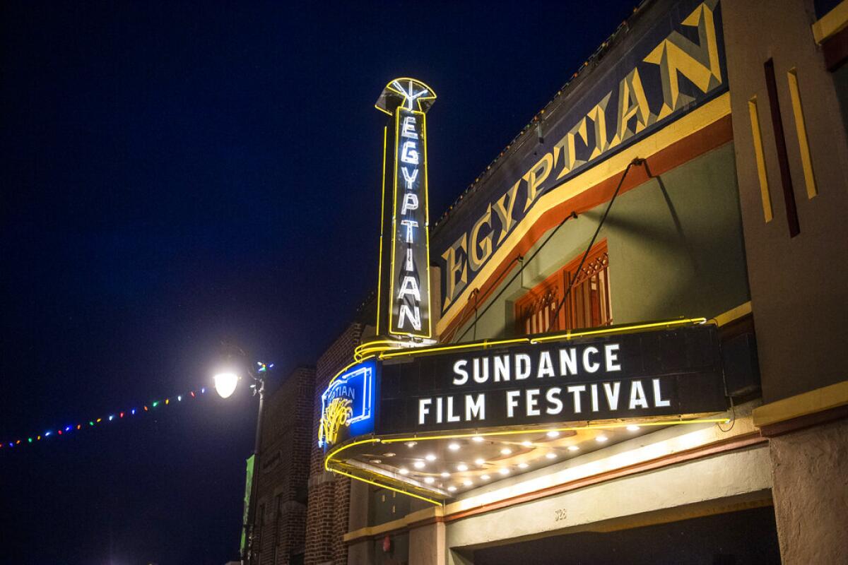 La marquesina del Egyptian Theatre promueve el Festival de Cine de Sundance en Park City, Utah el 28 de enero de 2020.