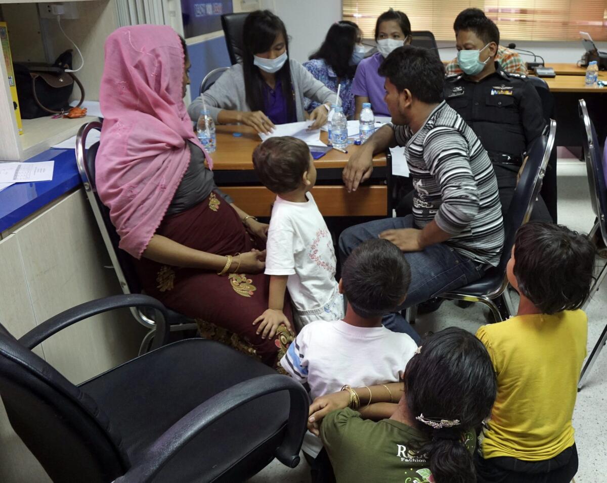 Musulmanes de la etnia rohingya son atendidos en la oficina de inmigración en la provincia de Phang Nga (Tailandia). Las autoridades tailandesas confirmaron que no aceptarán barcos con inmigrantes, después de que la Marina rechazara ayer una embarcación con al menos 300 bengalíes y rohingyas