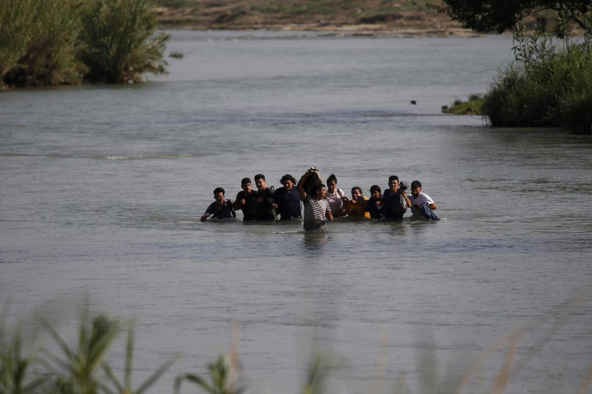 Migrantes, en su mayoría de Nicaragua, cruzan el río Bravo hacia EE. UU. en Eagle Pass, Texas