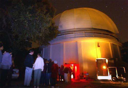 Mount Wilson Observatory Although visitors can tour the observatory on a daily basis from April 1 to Nov. 30, you must make a reservation and pay a fee in order to peek through the 60-inch reflecting telescope (measured by the diameter of the mirror that reflects the light from the stars to an eyepiece). Groups no bigger than 25 can reserve the telescope from dawn to 1 a.m. at a cost of $800, or from dawn to dusk for $1,500. For more details, call (626) 440-9016 or go to the observatory's website. Visitors line up at the observatory, which houses a 60-inch telescope to gaze at the planets.