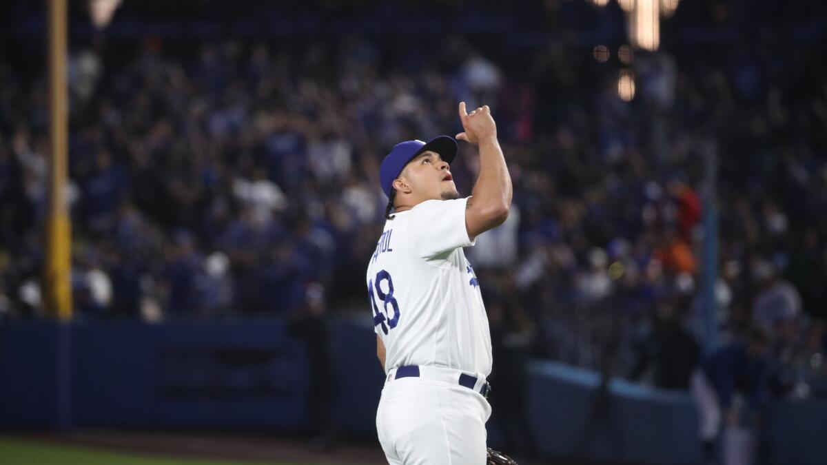 Family reunion: Brusdar Graterol's mom sees her son pitch for first time in  the majors