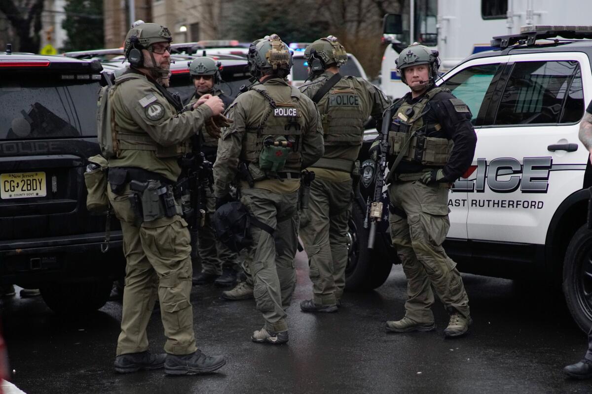 Policías llegan al lugar de un tiroteo en Jersey City, el martes 10 de diciembre de 2019, en Nueva Jersey. (AP Foto Eduardo Munoz Alvarez)