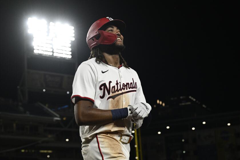 James Wood de los Nacionales de Washington reacciona al caminar al dugout tras su jonrón de dos carreras ante los Gigantes de San Francisco el martes 6 de agosto del 2024. (AP Foto/Nick Wass)