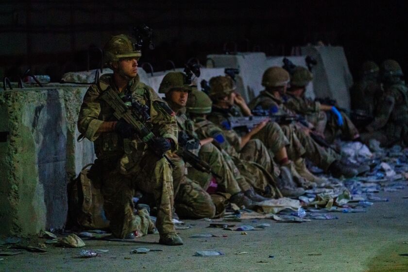 KABUL, AFGHANISTAN -- AUGUST 26, 2021: British soldiers secure the perimeter outside the Baron Hotel, near the Abbey Gate, in Kabul, Afghanistan, Thursday, Aug. 26, 2021. (MARCUS YAM / LOS ANGELES TIMES)