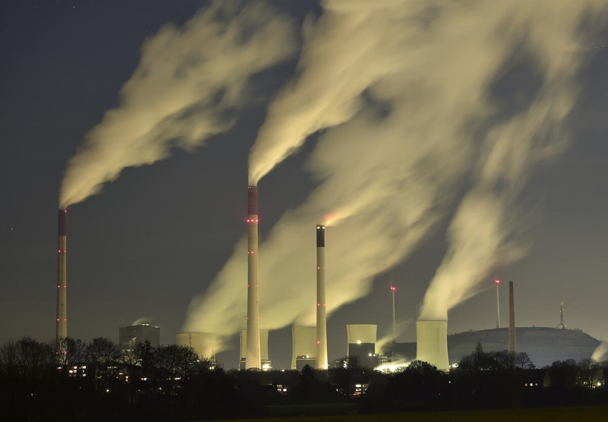 Fotografía de archivo del 24 de noviembre de 2014 de columnas de humo brotando de una planta de carbón para generación eléctrica de la empresa E.ON en Gelsenkirchen, Alemania. (AP Foto/Martin Meissner, Archivo)