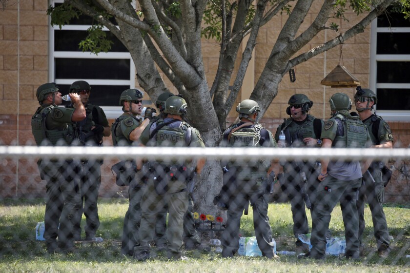 ARCHIVO - Agentes del orden están parados afuera de la Escuela Primaria Robb 