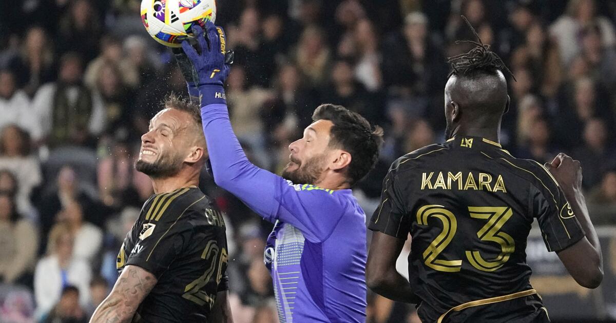 Bouanga and LAFC beat Dallas 1-0 and extend their winning streak to 5 games, all without a shutout
