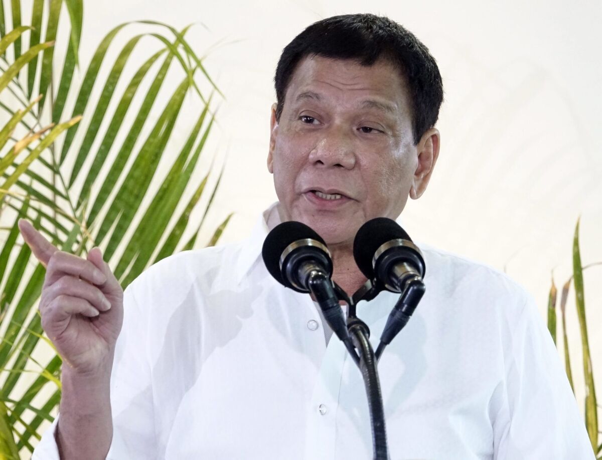 El presidente filipino, Rodrigo Duterte, ofrece un discurso durante una ceremonia de despedida en el aeropuerto de Davao (Filipinas) hoy, 17 de noviembre de 2016, antes de partir hacia Lima (Perú) donde asistirá a la cumbre de líderes del Foro de Cooperación Económica Asia-Pacífico (APEC). La cumbre se celebra los días 19 y 20 de noviembre.