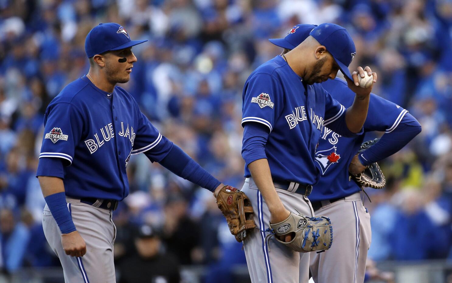 Goins gets tough with key hits, glove in Game 3