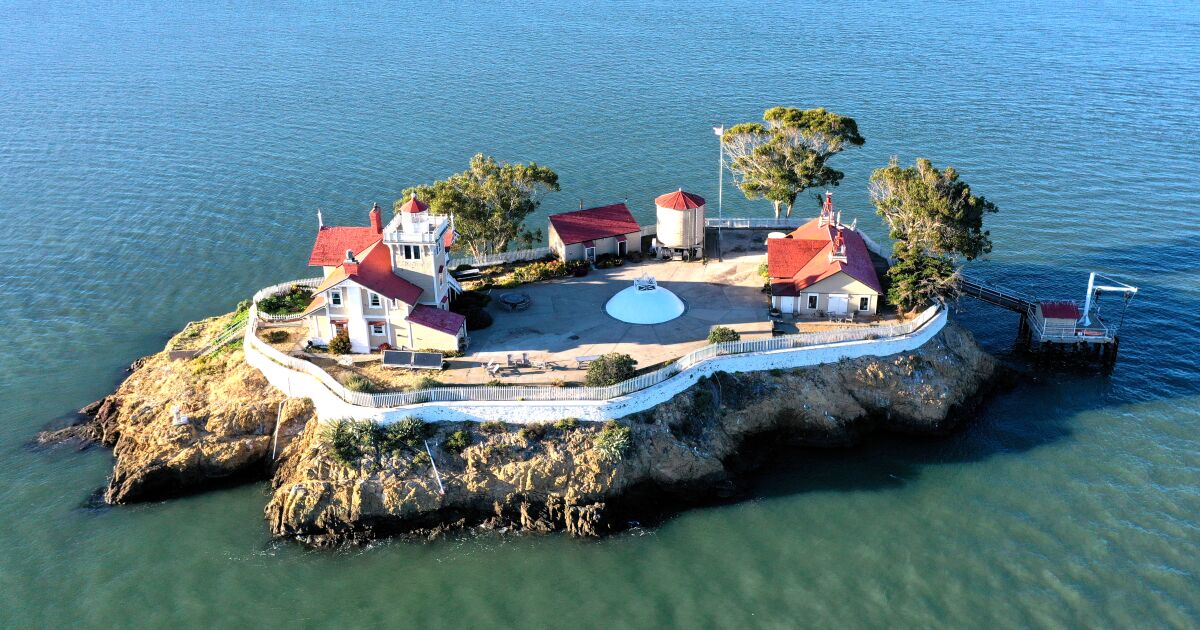 California bed-and-breakfast lighthouse beckons to adventurous would-be innkeepers