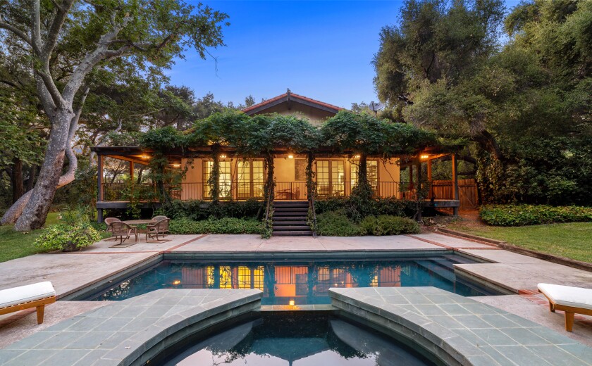 Filmmaker Marshall Herskovitz's house and pool.