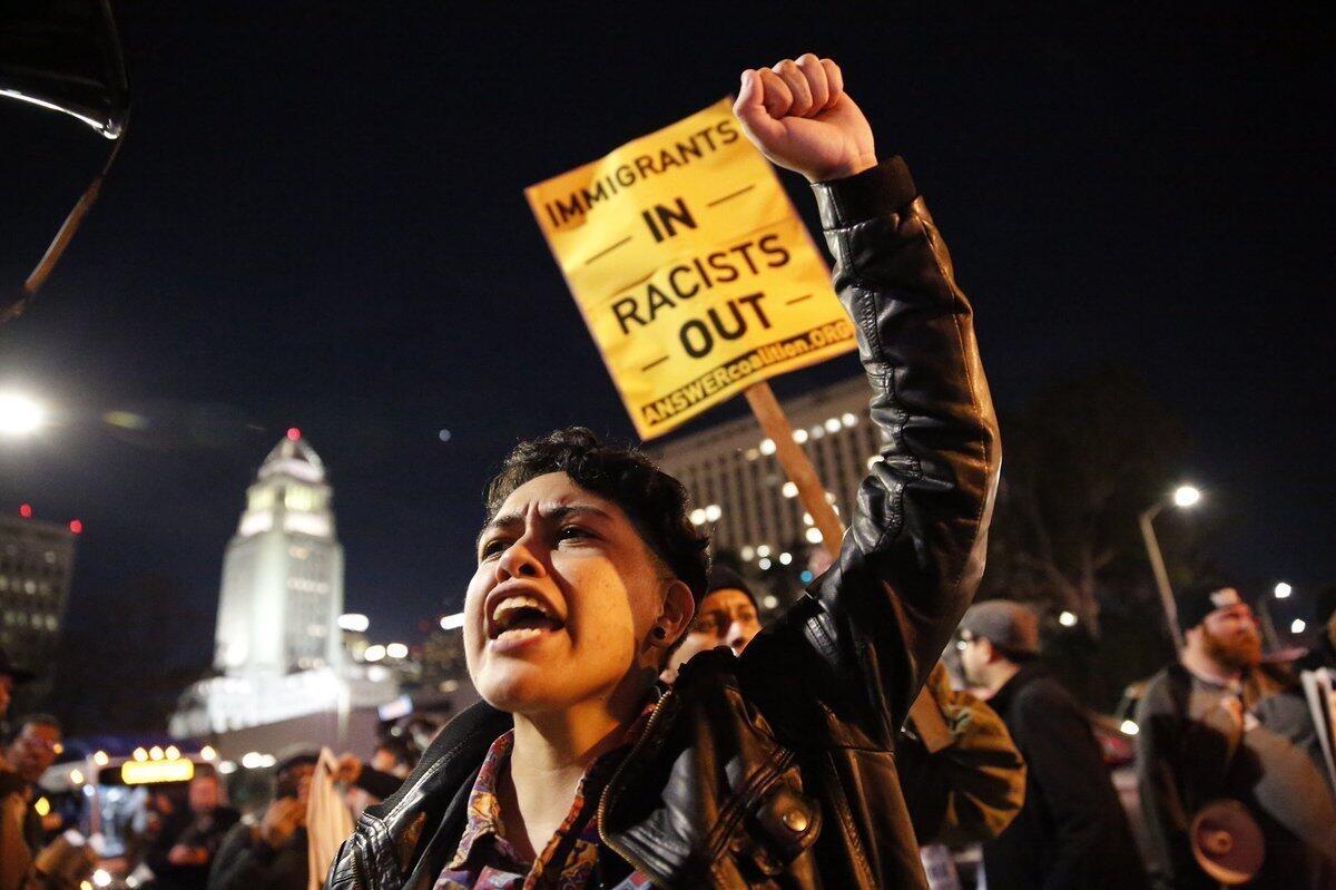 Manifestantes convergen frente al Centro de Detención Metropolitano, en el centro de Los Ángeles, durante una marcha contra el arresto de inmigrantes (Marcus Yam / Los Angeles Times).