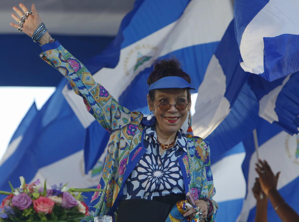 La vicepresidenta de Nicaragua, Rosario Murillo, saluda durante un mitin en Managua