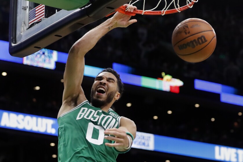 Jayson Tatum de los Celtics de Boston clava el balón en el segundo encuentro de la serie de primera ronda de la postemporada en la Conferencia Este el miércoles 20 de abril del 2022. (AP Foto/Michael Dwyer)
