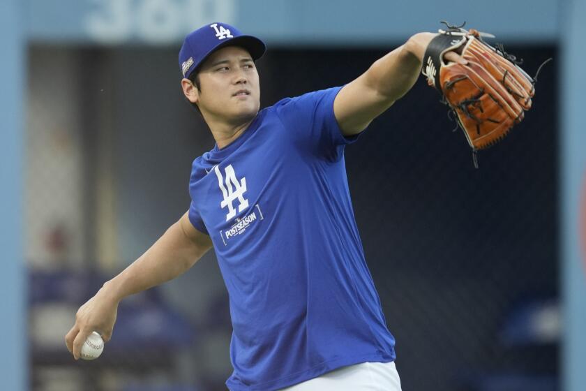 El japonés Shohei Ohtani, de los Dodgers de Los Ángeles, práctica el viernes 4 de octubre de 2024 (AP Foto/Ashley Landis)